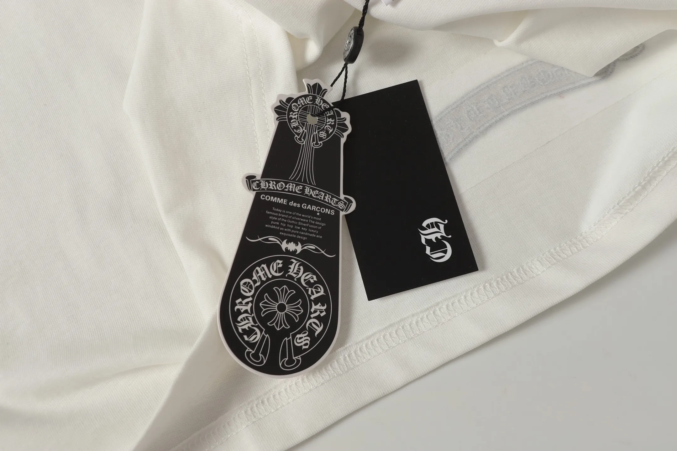 P170 Chrome Hearts CH Chrome Hearts Sanskrit horseshoe embroidered short-sleeved T-shirt. Printed by direct injection imported machine. Hardware accessories are all milled and customized. Correct configuration. Black 2025 Chrome Hearts authentic packaging. 280 grams of custom-dyed double yarn cotton. Large version. Loose and stylish. Different from lower versions, slim and long version with upper body and hip stretch. 100% commitment: top quality. Not fast food. The highest version on the market. Top quality - different from ordinary versions on the market. If you care about quality, you should also respect the price. Absolutely 0 after-sales service and 0 return rate so far. It’s hard not to love the style - 280g double yarn cotton custom dyed fabric - Correct high-density main mark, washed tag, hand-sewn